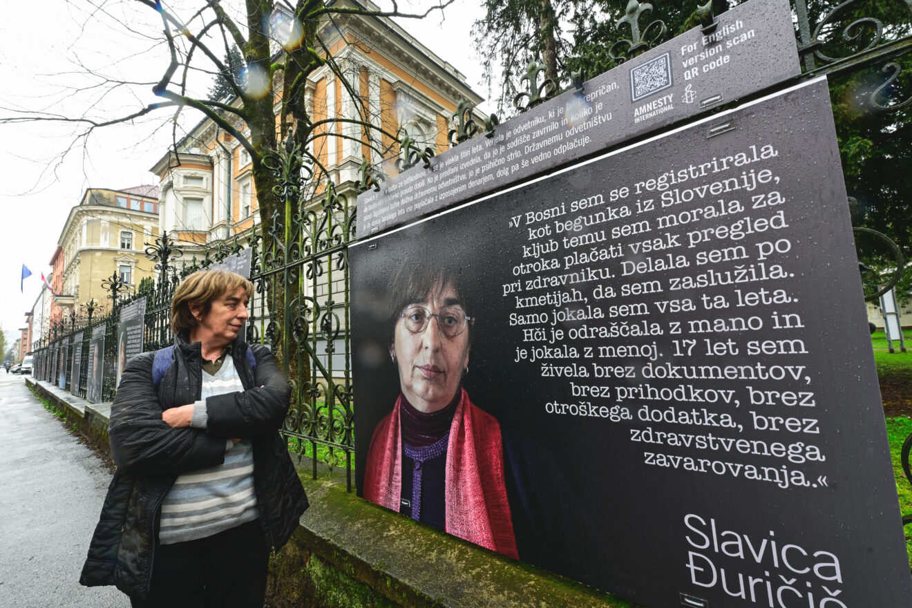 Razstava na ograji.