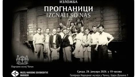 Črno bela fotografija množice ljudi.