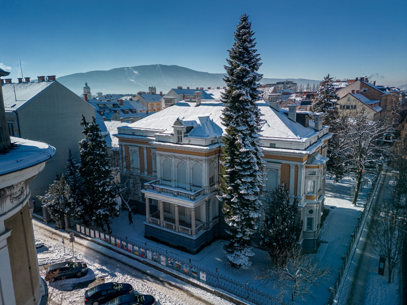 Zasnežena muzejska zgradba