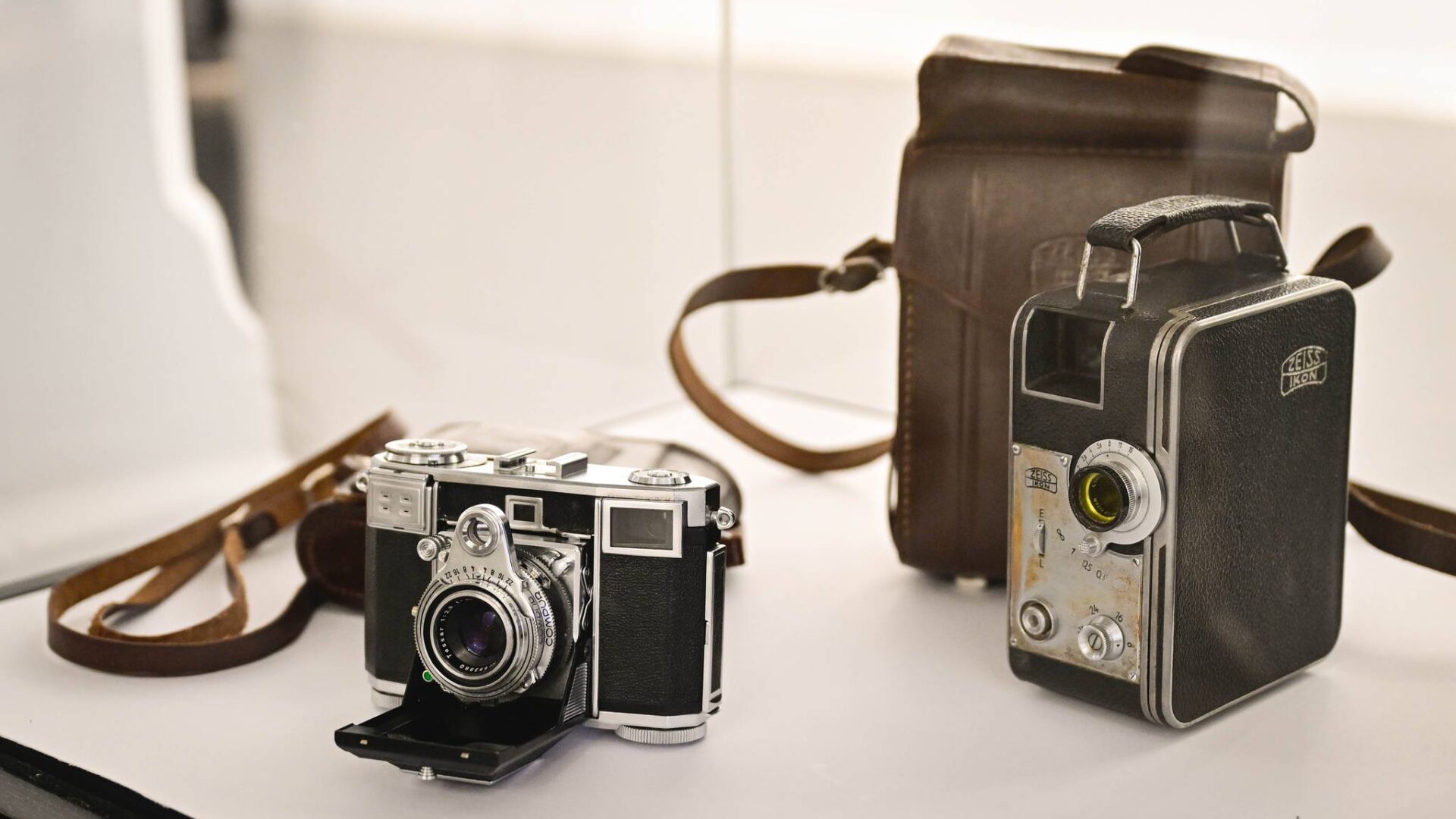Dva starinska fotoaparata.
