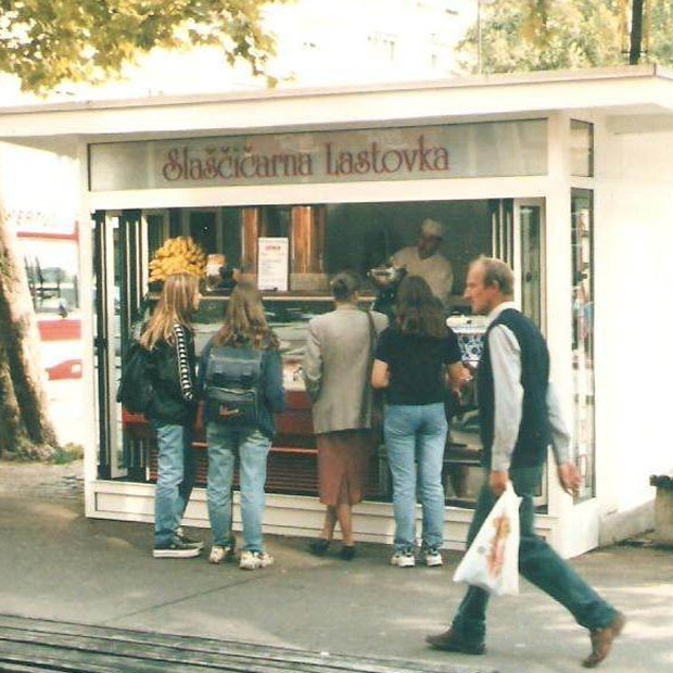 Kisok, pred katerim stoji množica ljudi